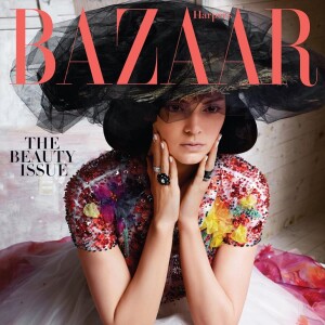 Kendall Jenner photographiée par Karl Lagerfeld et habillée en Chanel (collection haute couture printemps-été 2015) en couverture du magazine Harper's Bazaar. Numéro de mai 2015.