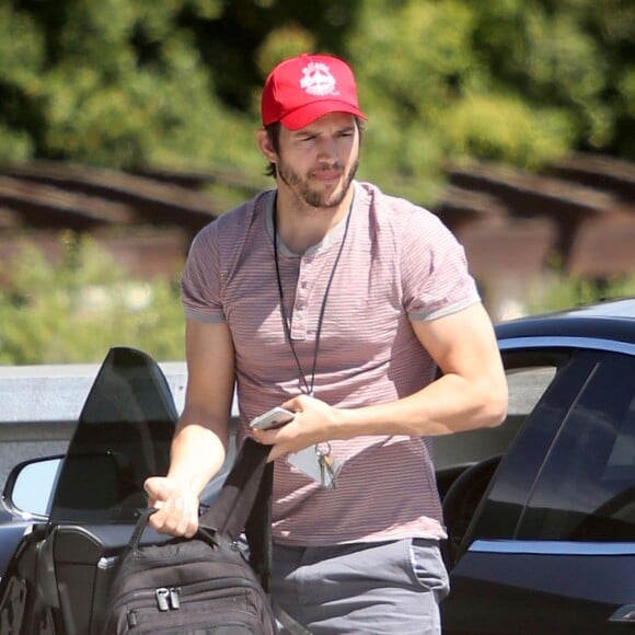 Ashton Kutcher se rend à son bureau à Beverly Hills le 1er mai 2015.