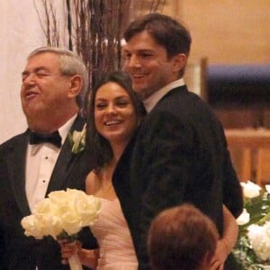 Mila Kunis entre son père, Mark Kunis et son petit ami Ashton Kutcher à St Petersbourg en Floride, le 7 décembre 2013.