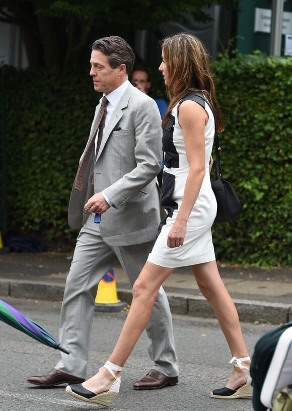 Hugh Grant et Anna Eberstein (la mère de son 3e enfant) arrivant pour assister à la finale hommes du tournoi de tennis de Wimbledon à Londres, le 12 juillet 2015