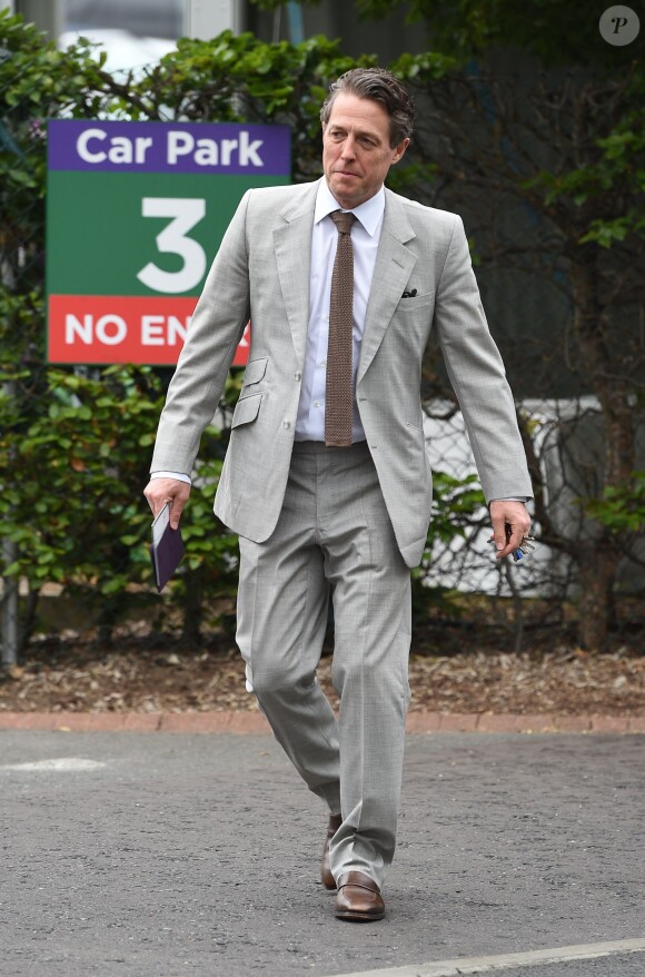 Hugh Grant arrivant pour assister à la finale hommes du tournoi de tennis de Wimbledon à Londres, le 12 juillet 2015.