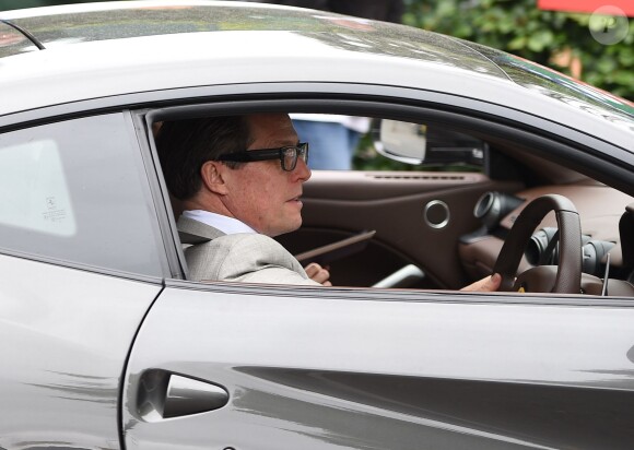 Hugh Grant en voiture arrivant pour assister à la finale hommes du tournoi de tennis de Wimbledon à Londres, le 12 juillet 2015