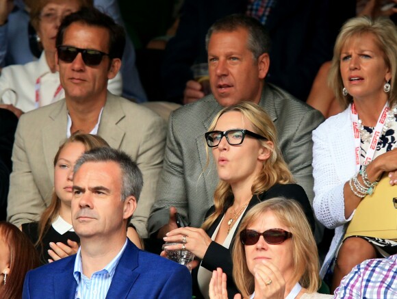 Kate Winslet et Clive Owen  lors de la finale de Wimbledon opposant Novak Djokovic et Roger Federer le 12 juillet 2015