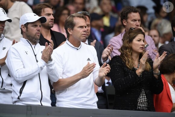 Stephan Edberg et Mirka Federer lors de la finale de Wimbledon opposant Novak Djokovic et Roger Federer le 12 juillet 2015