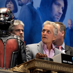 Ant-Man et Michael Douglas sonne la fin du New York Stock Exchange à New York le 13 juillet 2015.
