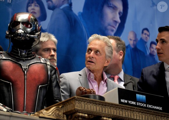Ant-Man et Michael Douglas sonne la fin du New York Stock Exchange à New York le 13 juillet 2015.