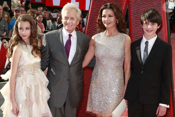 Michael Douglas et sa femme Catherine Zeta-Jones avec leurs enfants Dylan Michael et Carys Zeta - Première du film "Ant-Man" à Londres le 8 juillet 2015.
