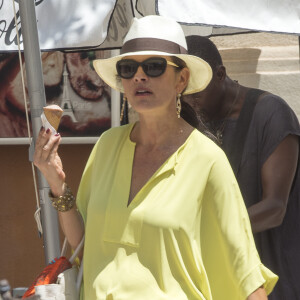 Exclusif - Catherine Zeta-Jones fait du shopping avec sa mère Patricia Fair et sa fille Carys à Palma de Majorque, le 30 juin 2015.