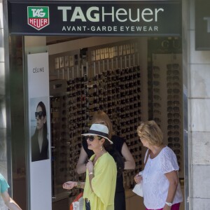 Exclusif - Catherine Zeta-Jones fait du shopping avec sa mère Patricia Fair et sa fille Carys à Palma de Majorque, le 30 juin 2015.