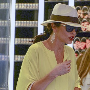 Exclusif - Catherine Zeta-Jones fait du shopping avec sa mère Patricia Fair et sa fille Carys à Palma de Majorque, le 30 juin 2015.