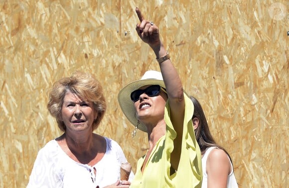 Exclusif - Catherine Zeta-Jones fait du shopping avec sa mère Patricia Fair et sa fille Carys à Palma de Majorque, le 30 juin 2015.