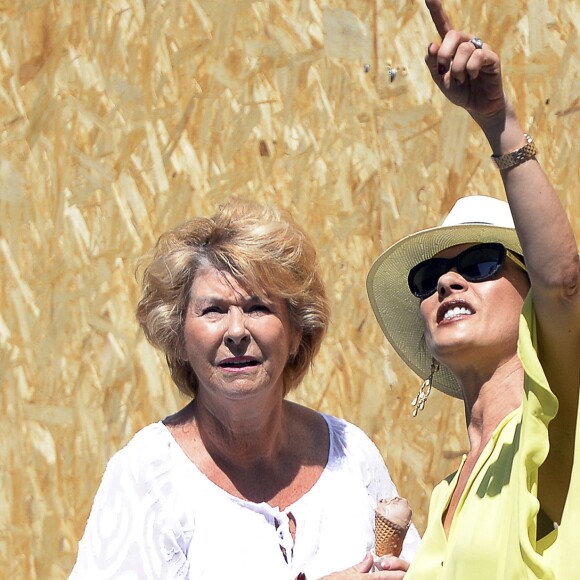 Exclusif - Catherine Zeta-Jones fait du shopping avec sa mère Patricia Fair et sa fille Carys à Palma de Majorque, le 30 juin 2015.