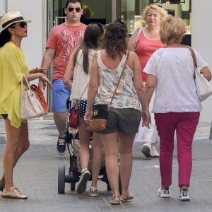 Exclusif - Catherine Zeta-Jones fait du shopping avec sa mère Patricia Fair et sa fille Carys à Palma de Majorque, le 30 juin 2015.