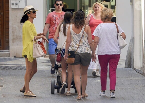 Exclusif - Catherine Zeta-Jones fait du shopping avec sa mère Patricia Fair et sa fille Carys à Palma de Majorque, le 30 juin 2015.