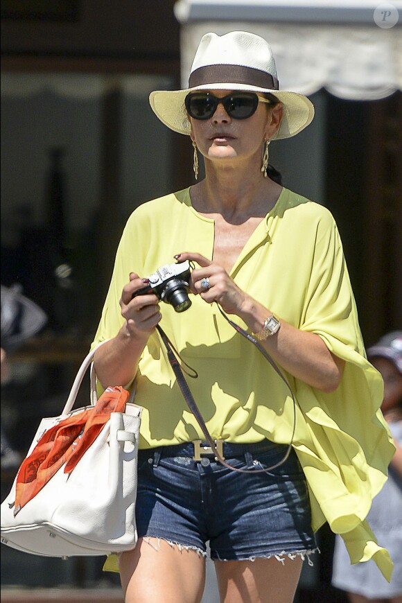 Exclusif - Catherine Zeta-Jones fait du shopping avec sa mère Patricia Fair et sa fille Carys à Palma de Majorque, le 30 juin 2015.