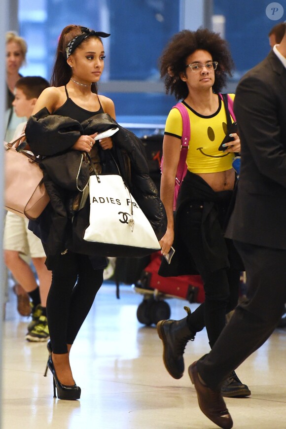 Exclusive - Ariana Grande et Tyler Ford du magazine Rookie arrivent à l'aéroport de JFK, à New york, le 29 juin 2015 