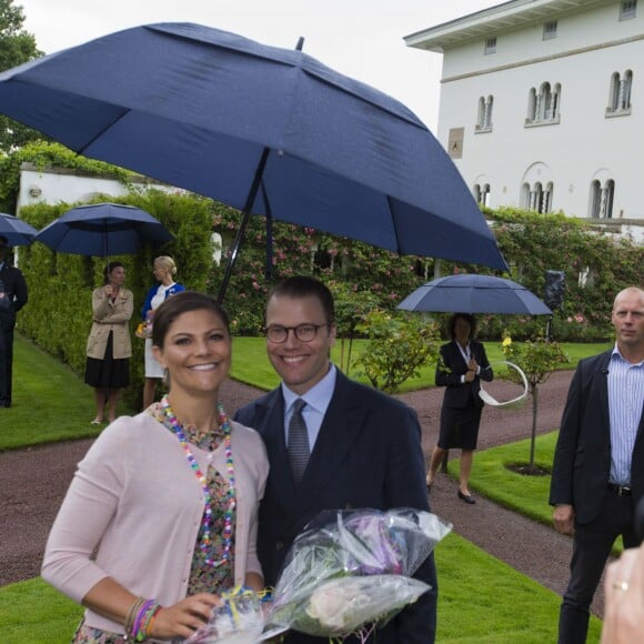 La princesse Victoria de Suède fêtait le 14 juillet 2015 son 38e anniversaire à la Villa Solliden, en compagnie de ses parents, de son mari le prince Daniel, et de leur fille la princesse Estelle, 3 ans, qui a fait le show, comme à son habitude.