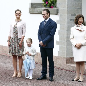 La princesse Victoria de Suède fêtait le 14 juillet 2015 son 38e anniversaire à la Villa Solliden, en compagnie de ses parents, de son mari le prince Daniel, et de leur fille la princesse Estelle, 3 ans, qui a fait le show, comme à son habitude.