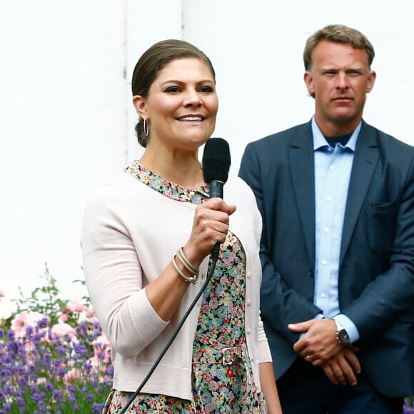 La princesse Victoria de Suède fêtait le 14 juillet 2015 son 38e anniversaire à la Villa Solliden, en compagnie de ses parents, de son mari le prince Daniel, et de leur fille la princesse Estelle, 3 ans, qui a fait le show, comme à son habitude.