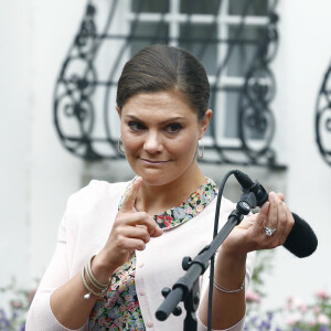 La princesse Victoria de Suède fêtait le 14 juillet 2015 son 38e anniversaire à la Villa Solliden, en compagnie de ses parents, de son mari le prince Daniel, et de leur fille la princesse Estelle, 3 ans, qui a fait le show, comme à son habitude.