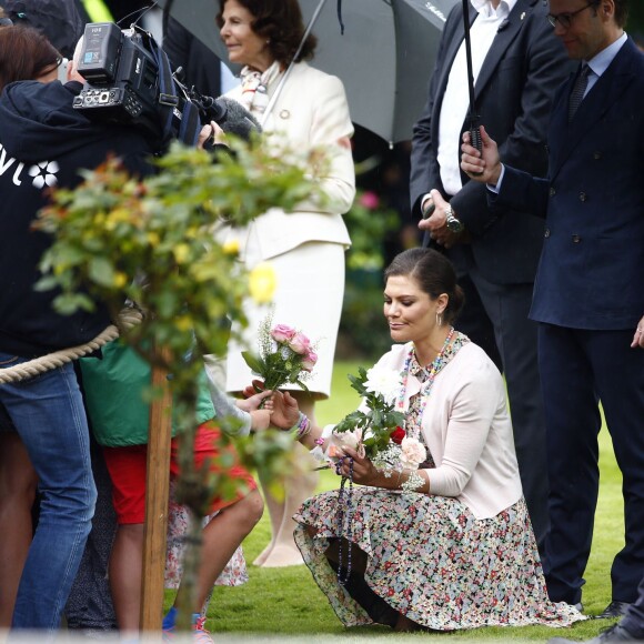 La princesse Victoria de Suède fêtait le 14 juillet 2015 son 38e anniversaire à la Villa Solliden, en compagnie de ses parents, de son mari le prince Daniel, et de leur fille la princesse Estelle, 3 ans, qui a fait le show, comme à son habitude.