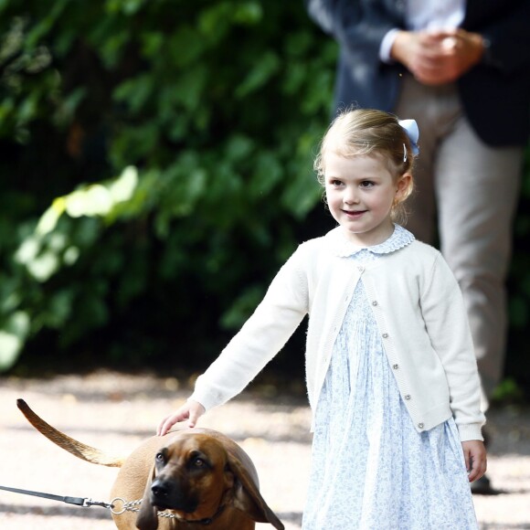 La princesse Victoria de Suède fêtait le 14 juillet 2015 son 38e anniversaire à la Villa Solliden, en compagnie de ses parents, de son mari le prince Daniel, et de leur fille la princesse Estelle, 3 ans, qui a fait le show, comme à son habitude.