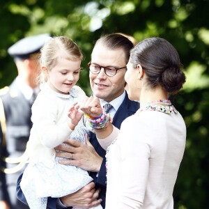 La princesse Victoria de Suède fêtait le 14 juillet 2015 son 38e anniversaire à la Villa Solliden, en compagnie de ses parents, de son mari le prince Daniel, et de leur fille la princesse Estelle, 3 ans, qui a fait le show, comme à son habitude.