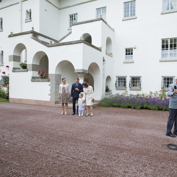 La princesse Victoria de Suède a célébré le 14 juillet 2015 son 38e anniversaire à la Villa Solliden, en compagnie de ses parents, de son mari le prince Daniel, et de leur fille la princesse Estelle, 3 ans, qui a fait le show, comme à son habitude.