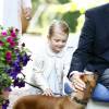 La princesse Estelle de Suède et son chien le 14 juillet 2015 lors de la célébration du 38e anniversaire de la princesse Victoria à la Villa Solliden, à Borgholm.