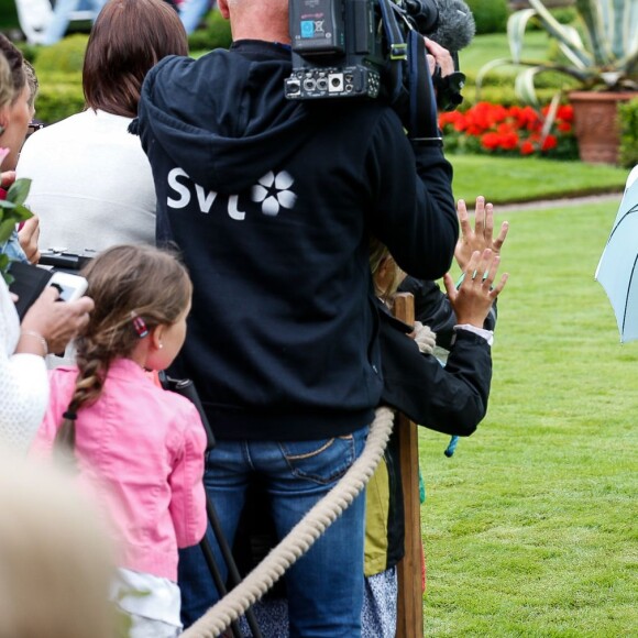 La princesse Victoria de Suède a célébré le 14 juillet 2015 son 38e anniversaire à la Villa Solliden, en compagnie de ses parents, de son mari le prince Daniel, et de leur fille la princesse Estelle, 3 ans, qui a fait le show, comme à son habitude.