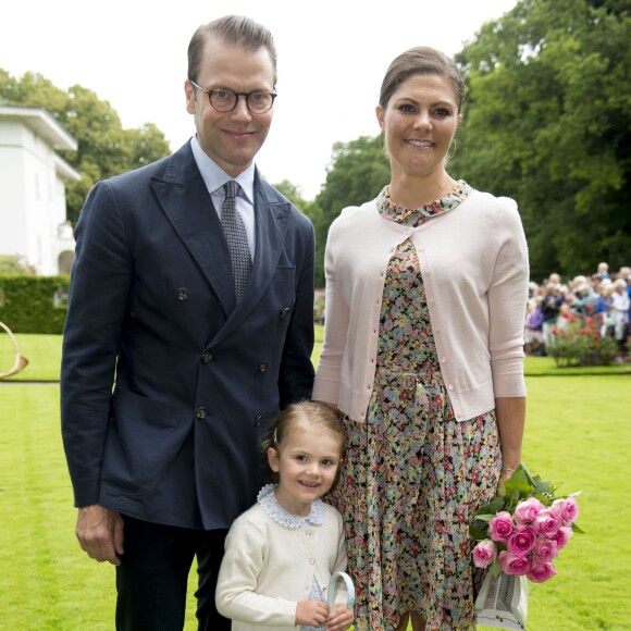 La princesse Victoria de Suède a célébré le 14 juillet 2015 son 38e anniversaire à la Villa Solliden, en compagnie de ses parents, de son mari le prince Daniel, et de leur fille la princesse Estelle, 3 ans, qui a fait le show, comme à son habitude.