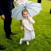 La princesse Estelle de Suède était enjouée et farceuse avec son parapluie lors de la célébration du 38e anniversaire de sa mère la princesse héritière Victoria de Suède à la Villa Solliden, résidence d'été de la famille royale à Borgholm sur l'île d'Öland, le 14 juillet 2015.
