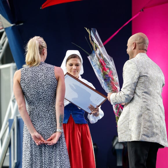 La princesse Victoria de Suède a remis la bourse à son nom à la nageuse Sarah Sjöström lors de la célébration de son 38e anniversaire le 14 juillet 2015 à BOrgholm sur l'île d'Öland.