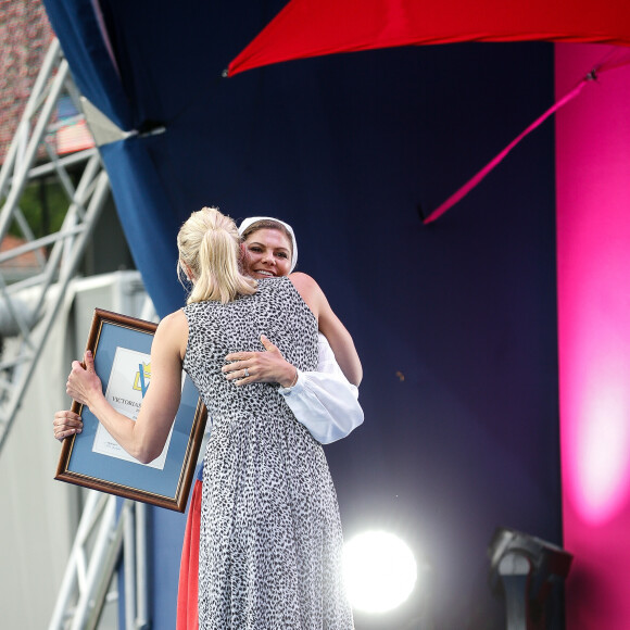 La princesse Victoria de Suède a remis la bourse à son nom à la nageuse Sarah Sjöström lors de la célébration de son 38e anniversaire le 14 juillet 2015 à BOrgholm sur l'île d'Öland.