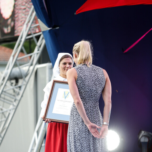La princesse Victoria de Suède a remis la bourse à son nom à la nageuse Sarah Sjöström lors de la célébration de son 38e anniversaire le 14 juillet 2015 à BOrgholm sur l'île d'Öland.