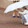 La princesse Estelle de Suède était enjouée et farceuse avec son parapluie lors de la célébration du 38e anniversaire de sa mère la princesse héritière Victoria de Suède à la Villa Solliden, résidence d'été de la famille royale à Borgholm sur l'île d'Öland, le 14 juillet 2015.