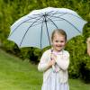 La princesse Estelle de Suède était enjouée et farceuse avec son parapluie lors de la célébration du 38e anniversaire de sa mère la princesse héritière Victoria de Suède à la Villa Solliden, résidence d'été de la famille royale à Borgholm sur l'île d'Öland, le 14 juillet 2015.