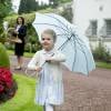 La princesse Estelle de Suède était enjouée et malicieuse avec son parapluie lors de la célébration du 38e anniversaire de sa mère la princesse héritière Victoria de Suède à la Villa Solliden, résidence d'été de la famille royale à Borgholm sur l'île d'Öland, le 14 juillet 2015.