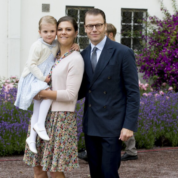 La princesse Victoria de Suède a fêté le 14 juillet 2015 son 38e anniversaire à la Villa Solliden, en compagnie de ses parents, de son mari le prince Daniel, et de leur fille la princesse Estelle, 3 ans, qui a fait le show, comme à son habitude.