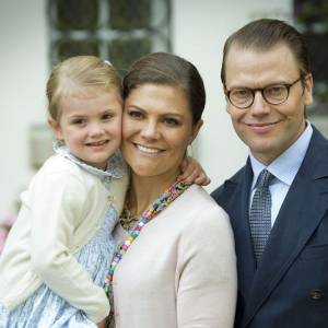 La princesse Victoria de Suède a célébré le 14 juillet 2015 son 38e anniversaire à la Villa Solliden, en compagnie de ses parents, de son mari le prince Daniel, et de leur fille la princesse Estelle, 3 ans, qui a fait le show, comme à son habitude.