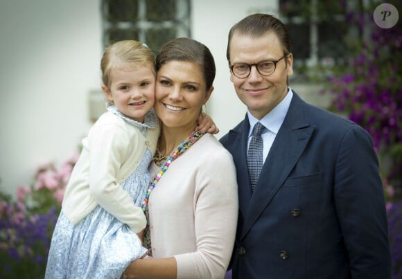 La princesse Victoria de Suède a célébré le 14 juillet 2015 son 38e anniversaire à la Villa Solliden, en compagnie de ses parents, de son mari le prince Daniel, et de leur fille la princesse Estelle, 3 ans, qui a fait le show, comme à son habitude.