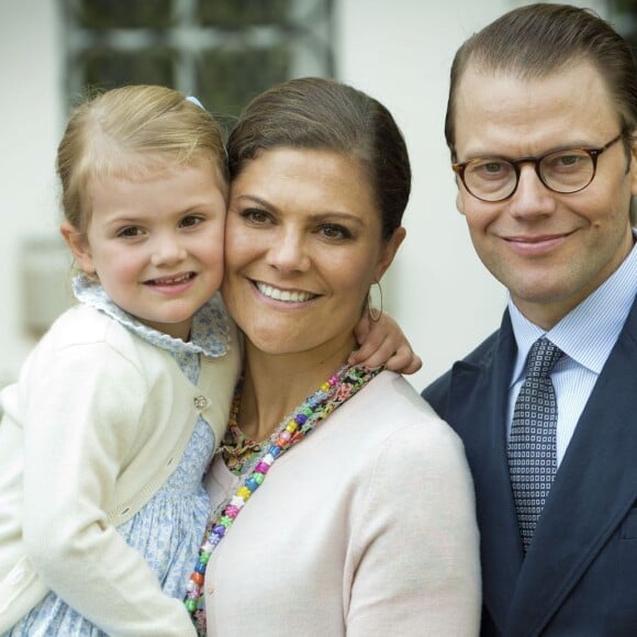 La princesse Victoria de Suède a célébré le 14 juillet 2015 son 38e anniversaire à la Villa Solliden, en compagnie de ses parents, de son mari le prince Daniel, et de leur fille la princesse Estelle, 3 ans, qui a fait le show, comme à son habitude.
