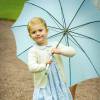 La princesse Estelle de Suède était enjouée et malicieuse avec son parapluie lors de la célébration du 38e anniversaire de sa mère la princesse héritière Victoria de Suède à la Villa Solliden, résidence d'été de la famille royale à Borgholm sur l'île d'Öland, le 14 juillet 2015.