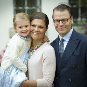 La princesse Victoria de Suède a célébré le 14 juillet 2015 son 38e anniversaire à la Villa Solliden, en compagnie de ses parents, de son mari le prince Daniel, et de leur fille la princesse Estelle, 3 ans, qui a fait le show, comme à son habitude.