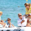 Cécilia Attias : Déjeuner chic à la plage avec sa fille et ses petits-enfants