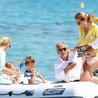 Cécilia Attias : Déjeuner chic à la plage avec sa fille et ses petits-enfants