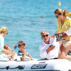 Cécilia et son mari Richard Attias sont venus déjeuner au Club 55 avec la fille de Cécilia et Jacques Martin, Jeanne-Marie Martin, et ses deux enfants Diane Elizabeth et Augustin, le 14 juillet 2015, à Saint-Tropez. 
