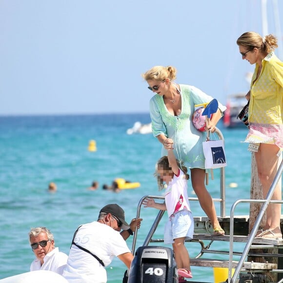 Le couple Attias est venu déjeuner au Club 55 avec la fille de Cécilia et Jacques Martin, Jeanne-Marie Martin, et ses deux enfants Diane Elizabeth et Augustin, le 14 juillet 2015, à Saint-Tropez.