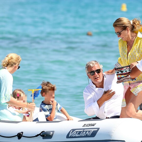 Le couple Attias est venu déjeuner au Club 55 avec la fille de Cécilia et Jacques Martin, Jeanne-Marie Martin, et ses deux enfants Diane Elizabeth et Augustin, le 14 juillet 2015, à Saint-Tropez.