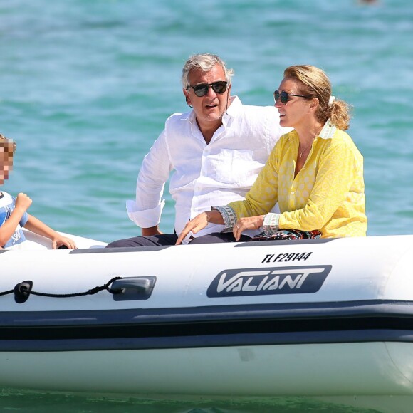 Le couple Attias est venu déjeuner au Club 55 avec la fille de Cécilia et Jacques Martin, Jeanne-Marie Martin, et ses deux enfants Diane Elizabeth et Augustin, le 14 juillet 2015, à Saint-Tropez.